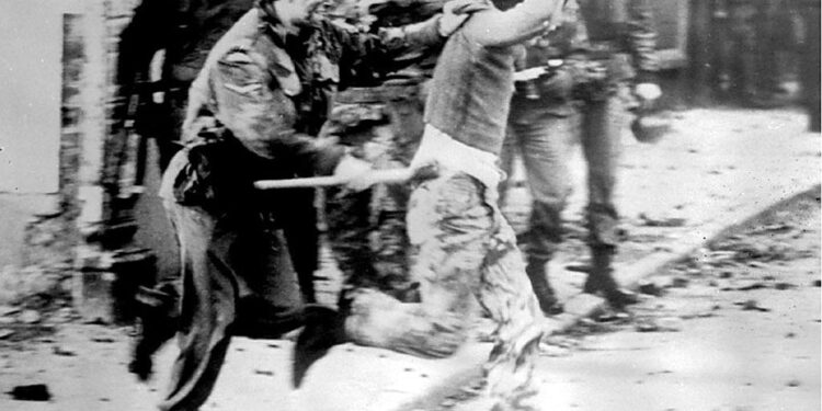 Proef veteraan soldaat na 53 jaar in Derry, Noord-Ierland: Bloody Sunday herinnerd.