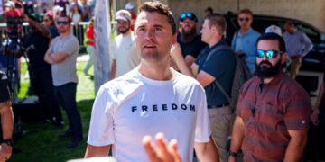 De moordzuchtige erfenis van Charlie Kerk: Trumps invloed op Amerika’s jeugd