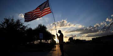 Trump en Vance spreken op begrafenis met strenge veiligheidsmaatregelen