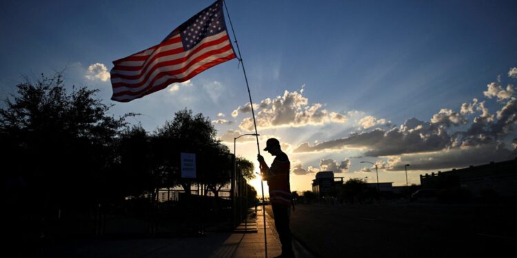 Trump en Vance spreken op begrafenis met strenge veiligheidsmaatregelen