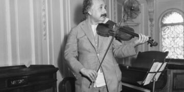 Veiling van 1894: Einstein viool verwacht opbrengst van 300.000 pond