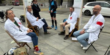 Artsen in Zwitserland protesteren buiten parlement tegen situatie in Gaza.