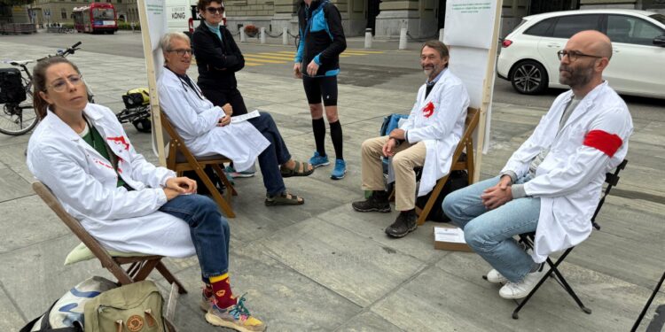 Artsen in Zwitserland protesteren buiten parlement tegen situatie in Gaza.