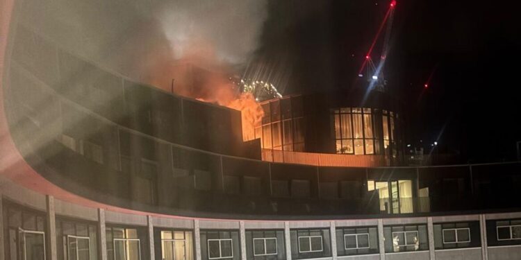 Grote brand in hoog gebouw in Londen – 100 brandweerlieden in actie