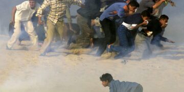 Massale exodus van Palestijnen uit Gaza richting zuiden vanwege IDF-operatie.