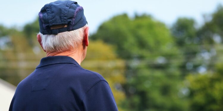 Het schrijnende fenomeen van extreme eenzaamheid onder ouderen in Frankrijk