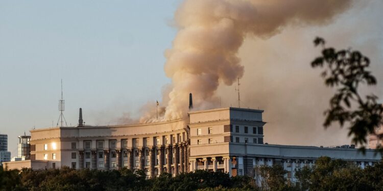 Russische inval treft regeringshoofdkantoor in Kyiv tijdens oorlog.