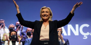 Le Pen zet in op val regering Bairo ondanks verbod deelname