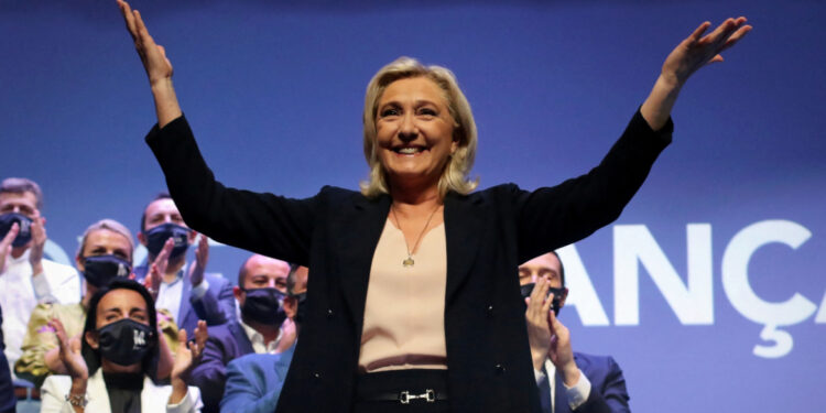Le Pen zet in op val regering Bairo ondanks verbod deelname