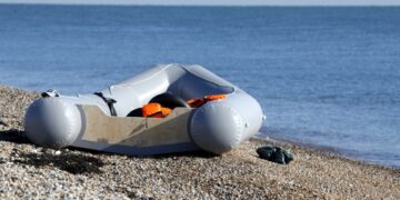 Massale oversteek van immigranten over Kanaalzee terwijl Britse regering zich terugtrekt