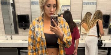 Model boos over halslijn op vlucht: “ze deden je goed”