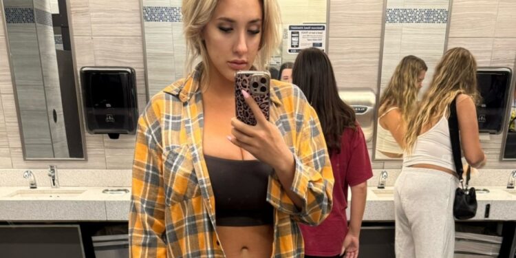 Model boos over halslijn op vlucht: “ze deden je goed”