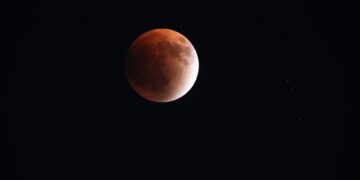 Betoverende Bloedmaan: Hemelse Foto’s van Totale Zonsverduistering