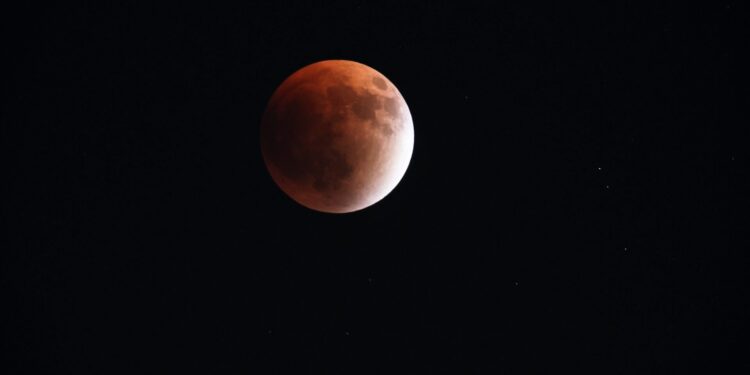Betoverende Bloedmaan: Hemelse Foto’s van Totale Zonsverduistering