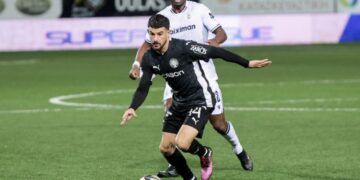 Voetbalwedstrijd OFI-PAOK op de Laan