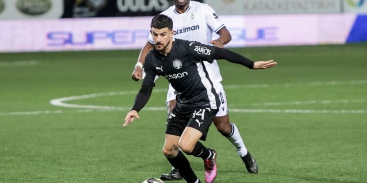 Voetbalwedstrijd OFI-PAOK op de Laan