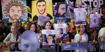 Gijzelaarsfamilies smeken regering om overeenkomst met Hamas