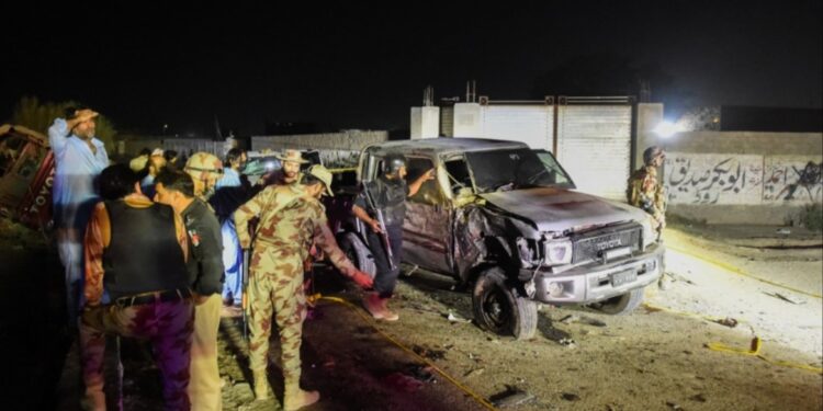 Kamikaze bom doodt 14 tijdens fluwelen partijbijeenkomst in Pakistan