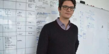 Zakenman valt 900 meter tijdens bergbeklimmen: tragisch einde.