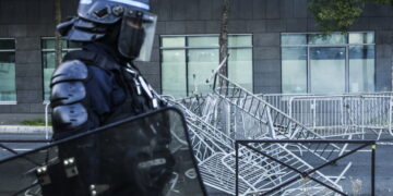 Regering stopt rechts-extremisten bij rellen met 80.000 agenten