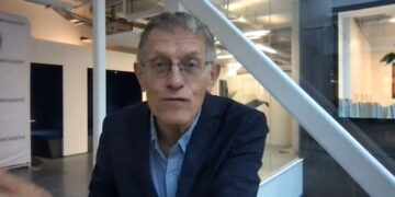 Moet alcohol drinken op vliegtuigen verboden worden? Onderzoek door Simon Calder.