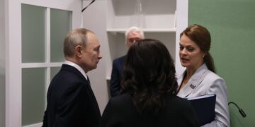 Poetin plaatst neef op ministerie van Defensie: vertrouwen in ambtenaren verdwijnt