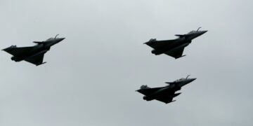 Macron stuurt Rafale-jagers naar Polen voor luchtruimbeveiliging.