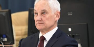 Minister van Defensie Bellausov ontmoet Khalifa Haftar in Rusland