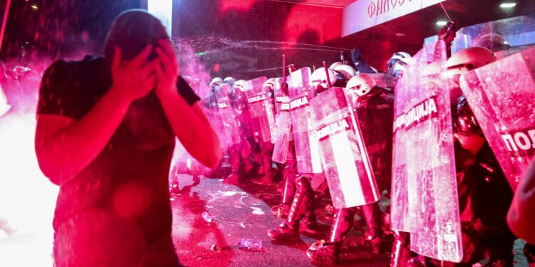 Duizenden demonstranten eisen vroege verkiezingen in Servië, spanning en traangas