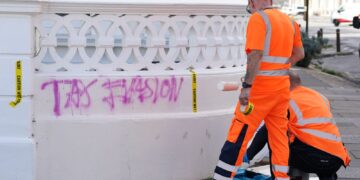 Graffiti ‘belasterende Angela Rayner’ verwijderd na betaling voor schoonmaak door bewoner