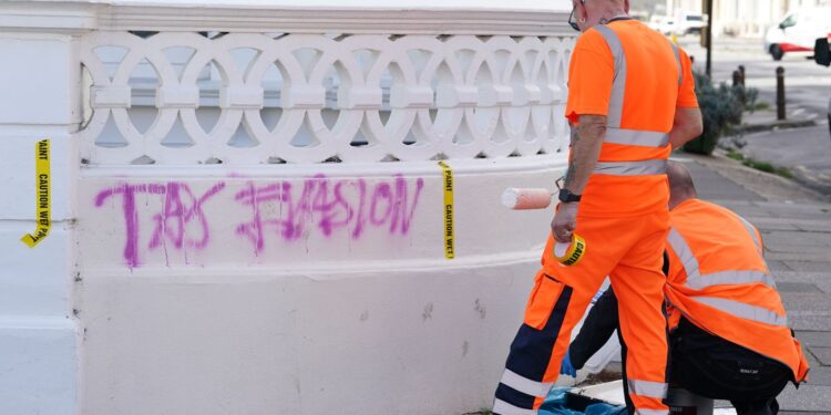 Graffiti ‘belasterende Angela Rayner’ verwijderd na betaling voor schoonmaak door bewoner