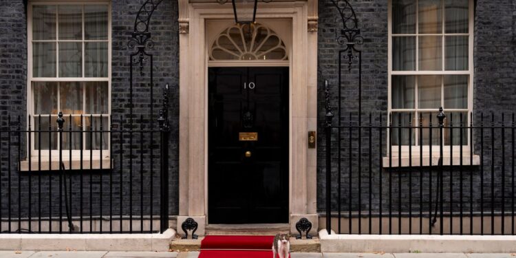 Top Starmer medewerker stapt op na controverse over berichten over Diane Abbott.