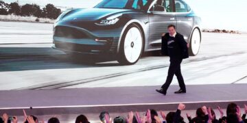 Tesla biedt Elon Musk $1 biljoen beloningspakket aan.