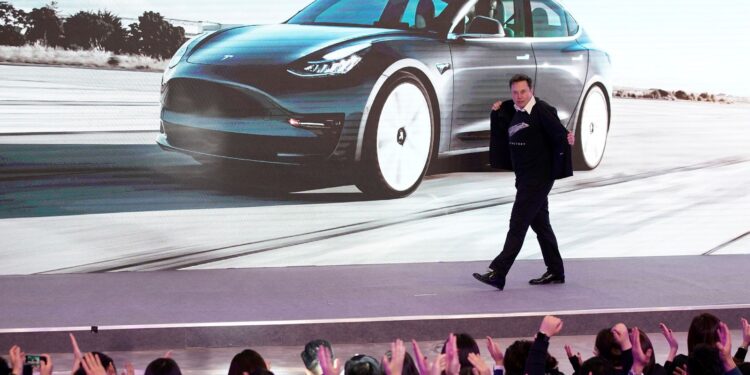 Tesla biedt Elon Musk $1 biljoen beloningspakket aan.