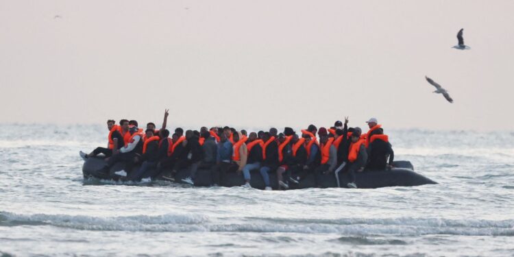 Man blokkeert verwijdering migranten in ‘één erin, één eruit’ plan met rechtbankbezwaar