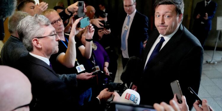 Schotse minister Jamie Hepburn stapt op na beschuldiging van mishandeling.