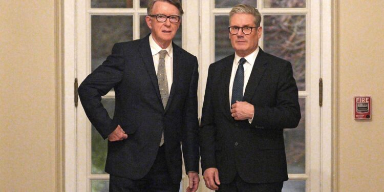 Mandelson benoemd ondanks veiligheidszorgen, aldus Sky News.