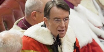 Mandelson terug in Groot-Brittannië voor vragen over banden met Epstein.