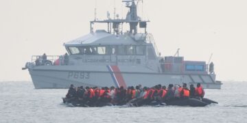 Home secretary wijzigt regels gezinshereniging voor asielzoekers om Kanaalovertochten te ontmoedigen.