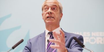 Lessen in aandacht trekken: hoe Farage de krantenkoppen domineert