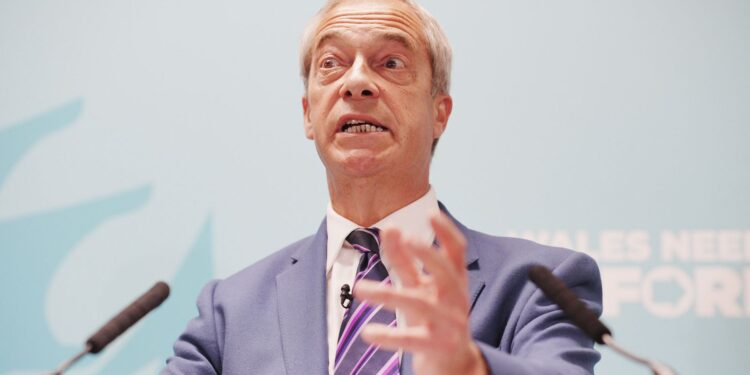Lessen in aandacht trekken: hoe Farage de krantenkoppen domineert