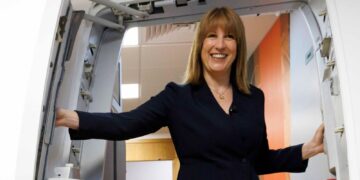 Rachel Reeves pleit voor verlaging nationale verzekeringsbijdrage en verhoging inkomstenbelasting.