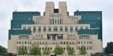 MI6 werft spionnen, ook Russen, voor geheime missies