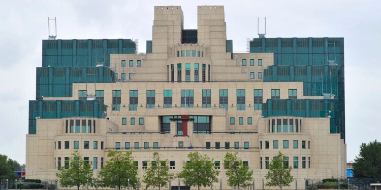 MI6 werft spionnen, ook Russen, voor geheime missies