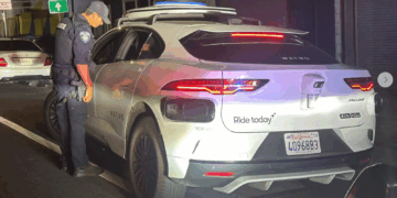 Driverless Waymo-auto maakt illegale U-bocht in Californië zonder boete te kunnen krijgen.