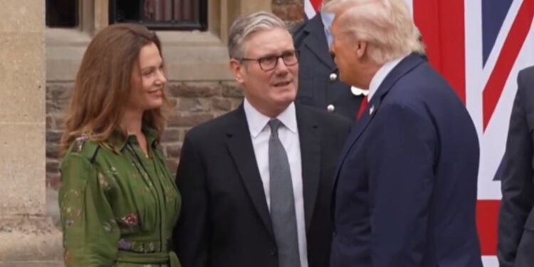 Donald Trump arriveert per helikopter voor ontmoeting met Keir Starmer