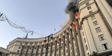 Macron en Zelenski bespreken Russische luchtaanval op Oekraïne.