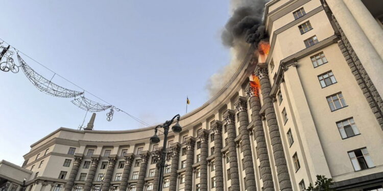 Macron en Zelenski bespreken Russische luchtaanval op Oekraïne.