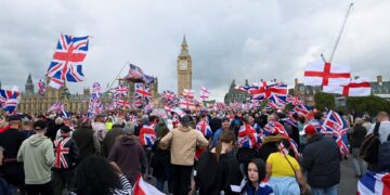 Massaprotest in Londen tegen immigratie en voor vrijheid van meningsuiting