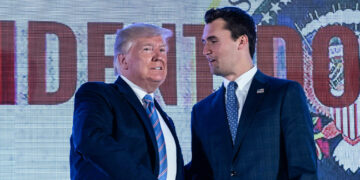 Trump bij begrafenis Kerk: “Hard slaan, maar vredig tegen linkse psychopaten”